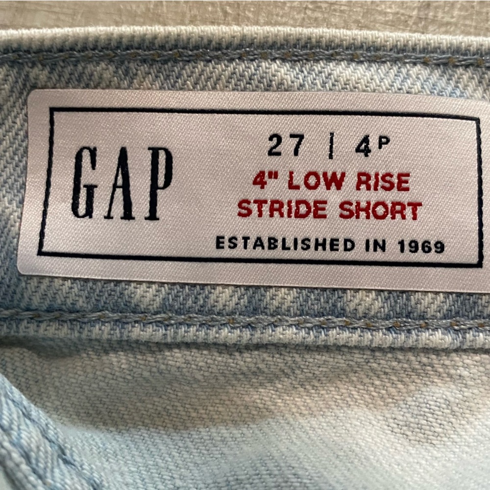Gap NWOT women’s light blue jean shorts 27 x 4 P - Picture 3 of 6